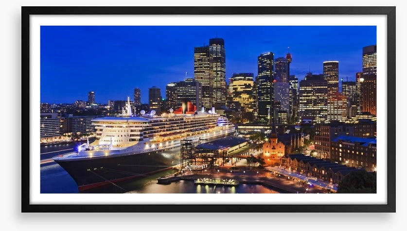 QM2 in Circular Quay at twilight