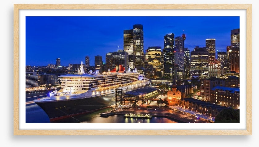 QM2 in Circular Quay at twilight