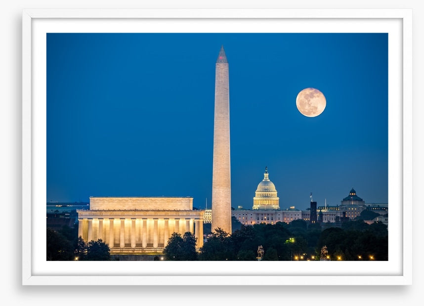 Monumental supermoon