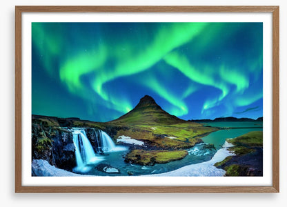 Borealis above Kirkjufell