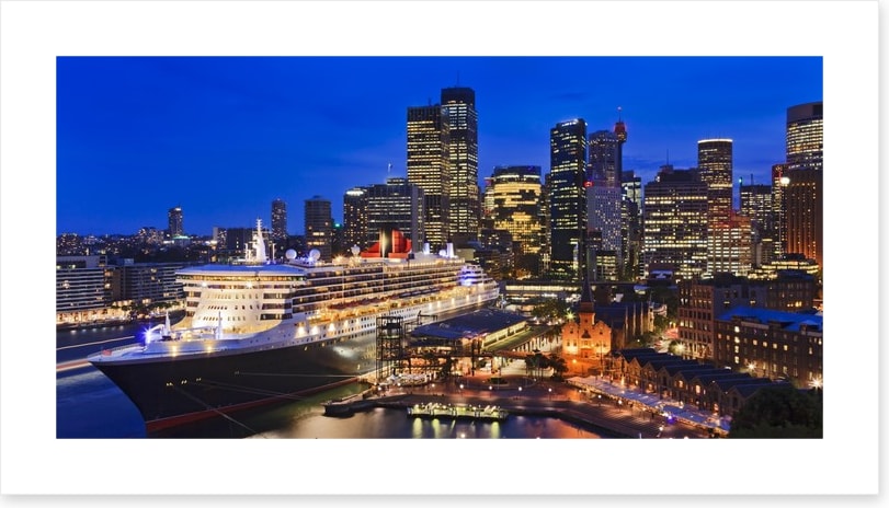 QM2 in Circular Quay at twilight