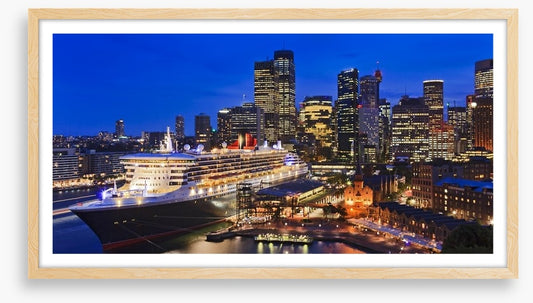 QM2 in Circular Quay at twilight