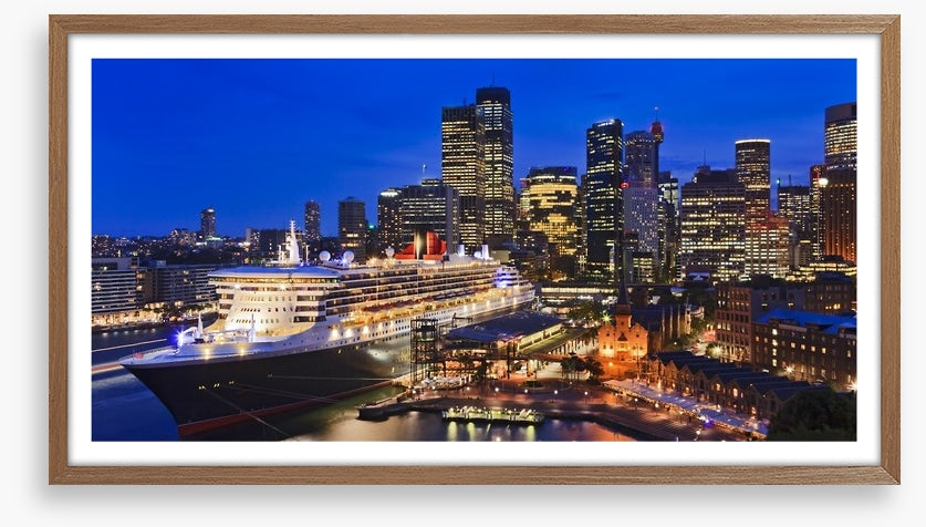 QM2 in Circular Quay at twilight
