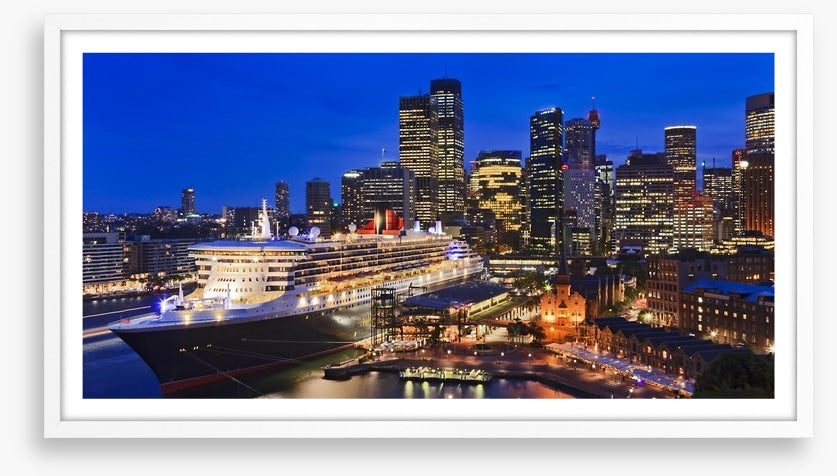 QM2 in Circular Quay at twilight
